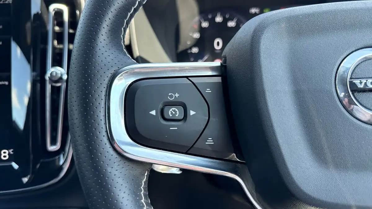 2020-volvo-xc40-20-t4-r-design-awd-big-27