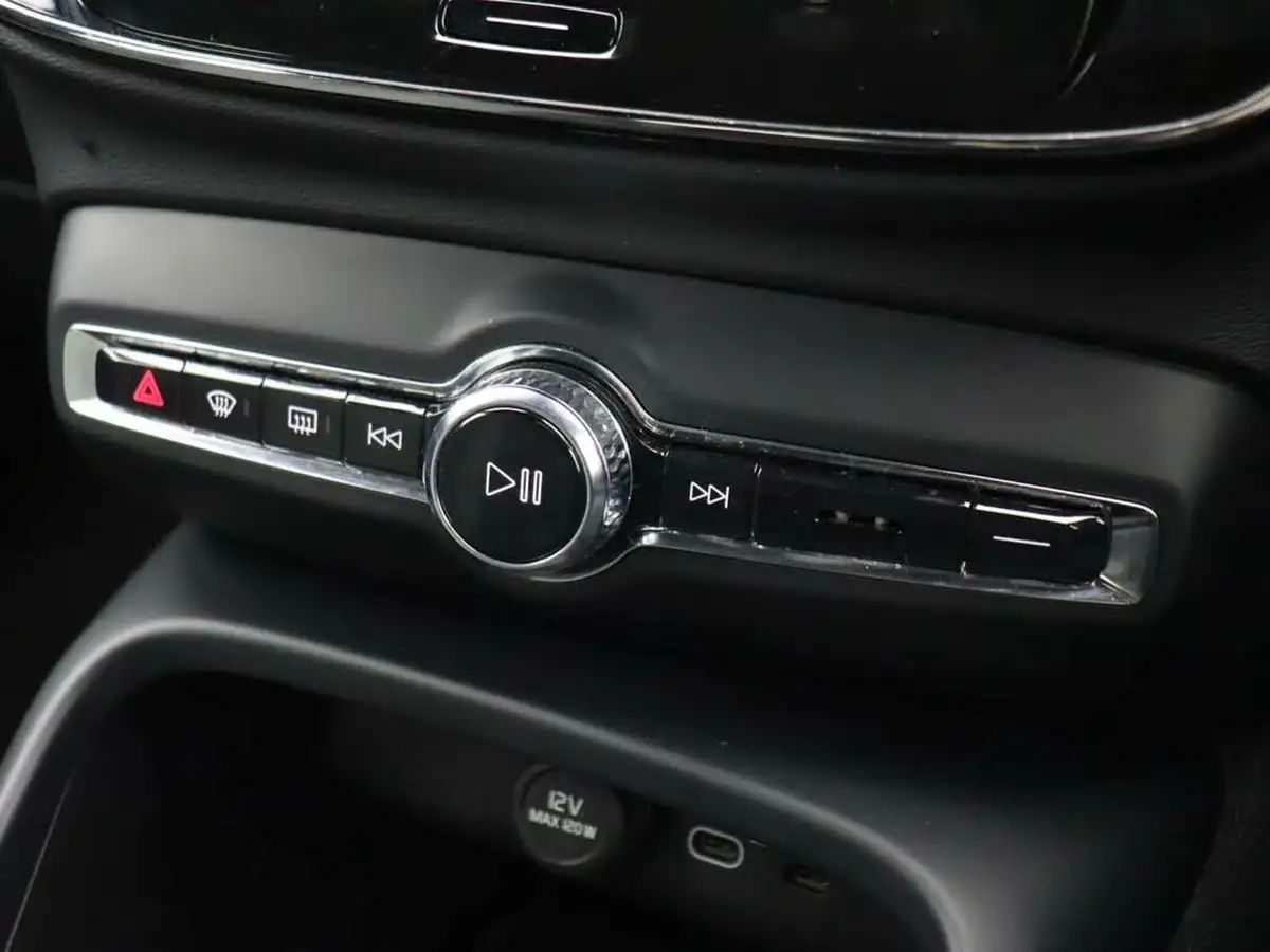 2023-volvo-xc40-20-b3-core-big-29