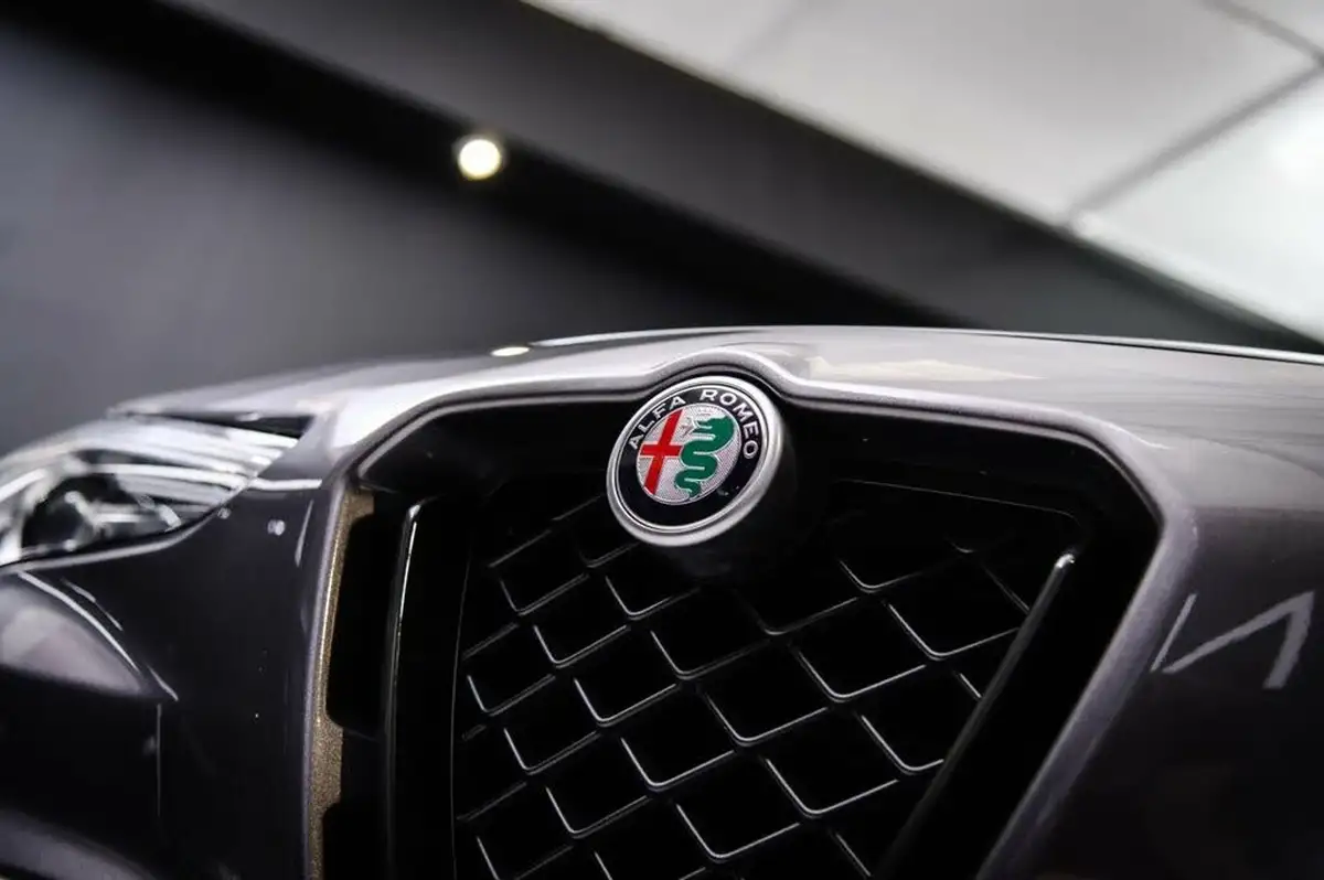 2021-alfa-romeo-stelvio-29-biturbo-quadrifoglio-big-36
