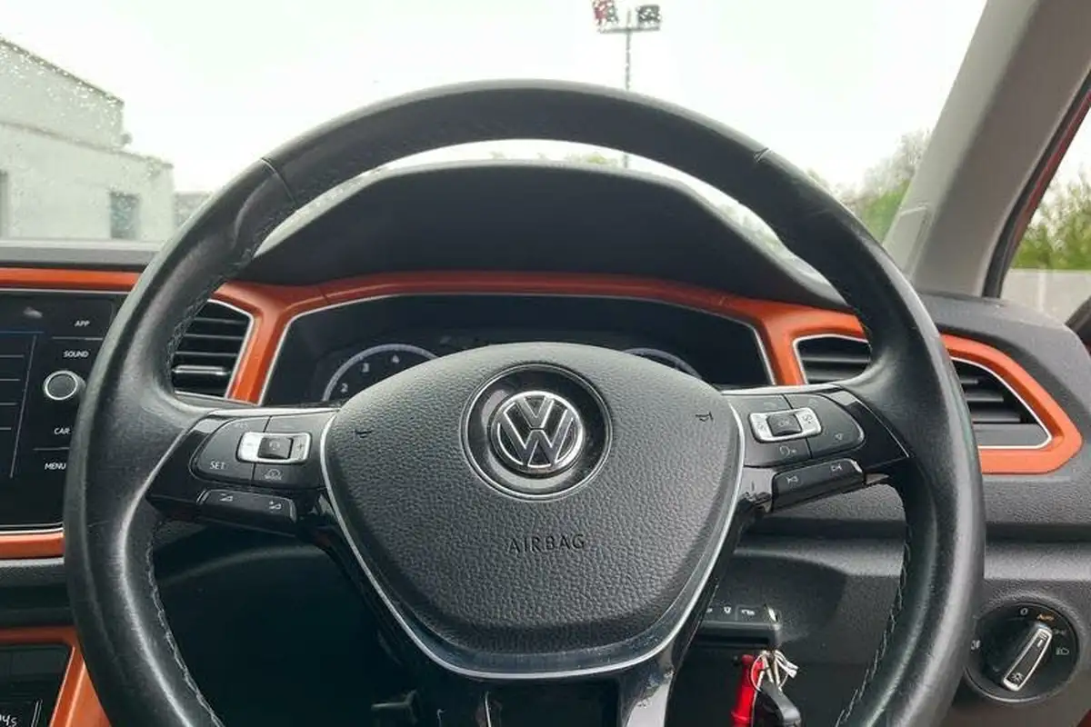 2018-volkswagen-t-roc-10-tsi-design-ss-big-11