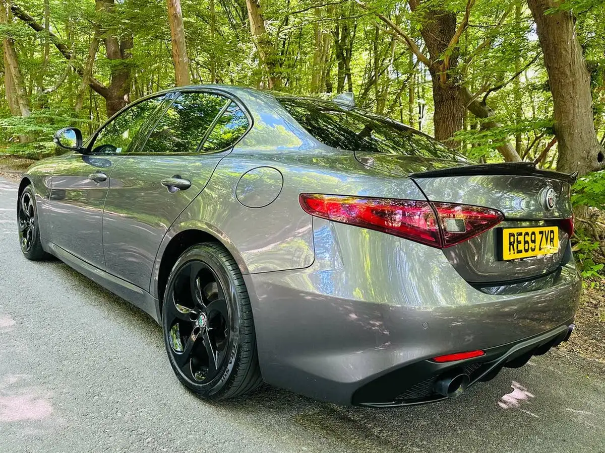 2019-alfa-romeo-giulia-20-veloce-big-38