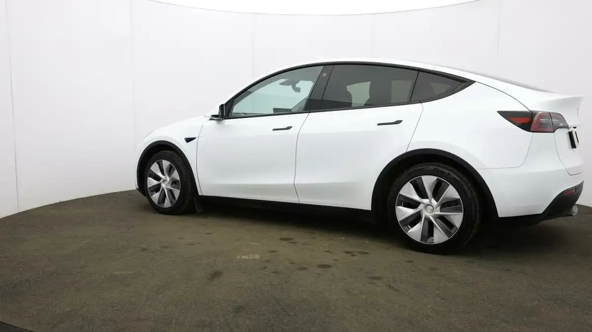 2023-tesla-model-y-e-rwd-big-63