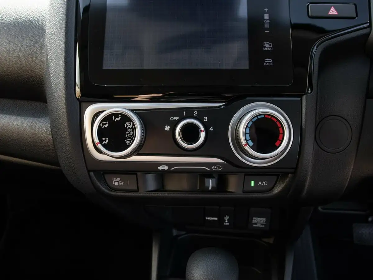 2018-honda-jazz-13-i-vtec-se-navi-cvt-big-31