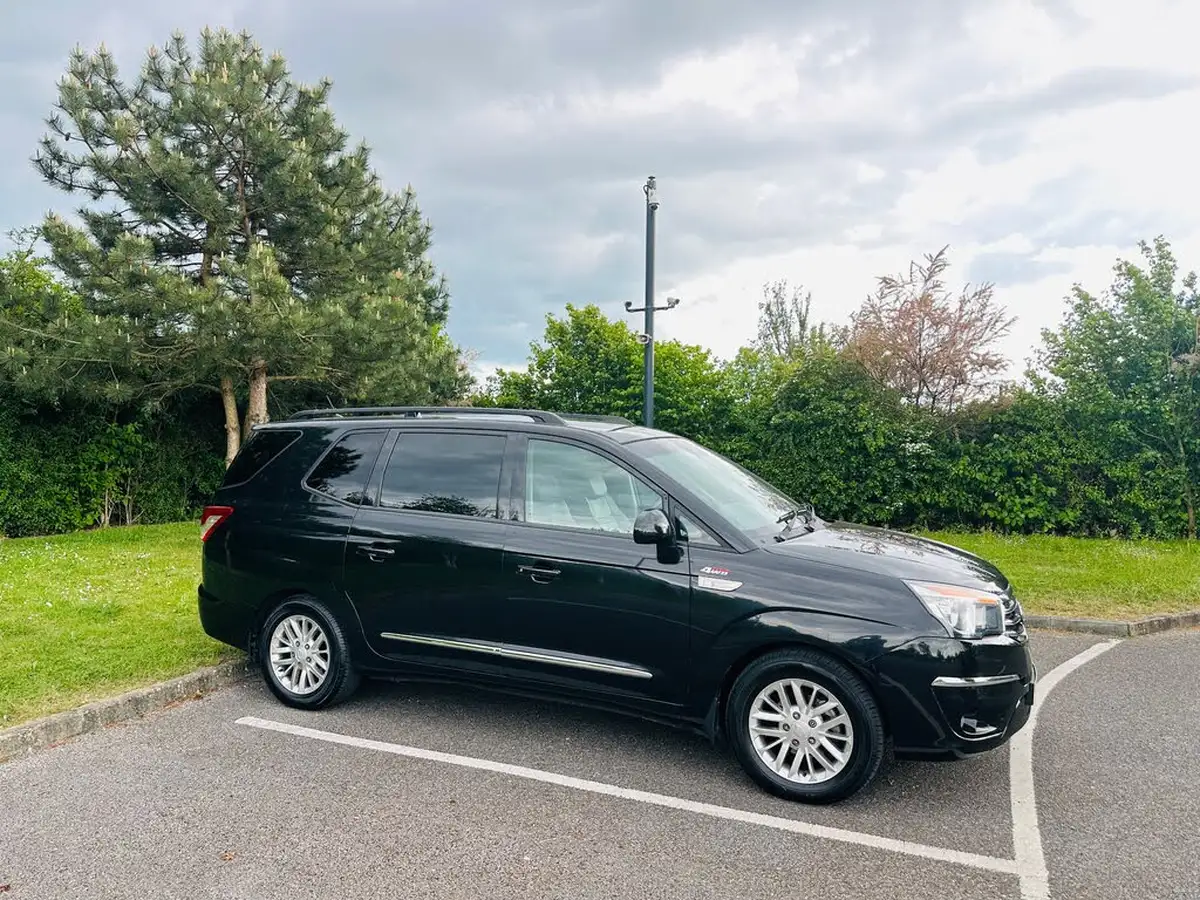 2013-kgm-ssangyong-turismo-20td-ex-big-3