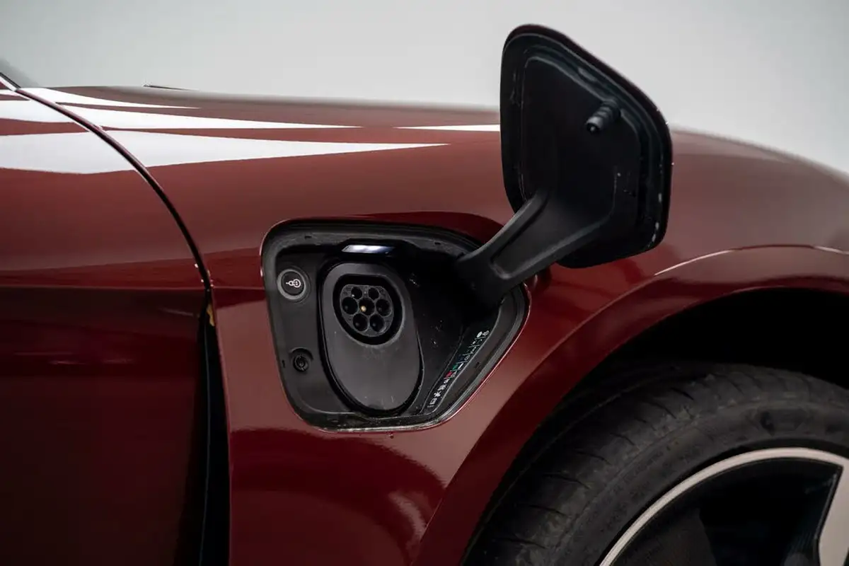2020-porsche-taycan-e-turbo-big-45