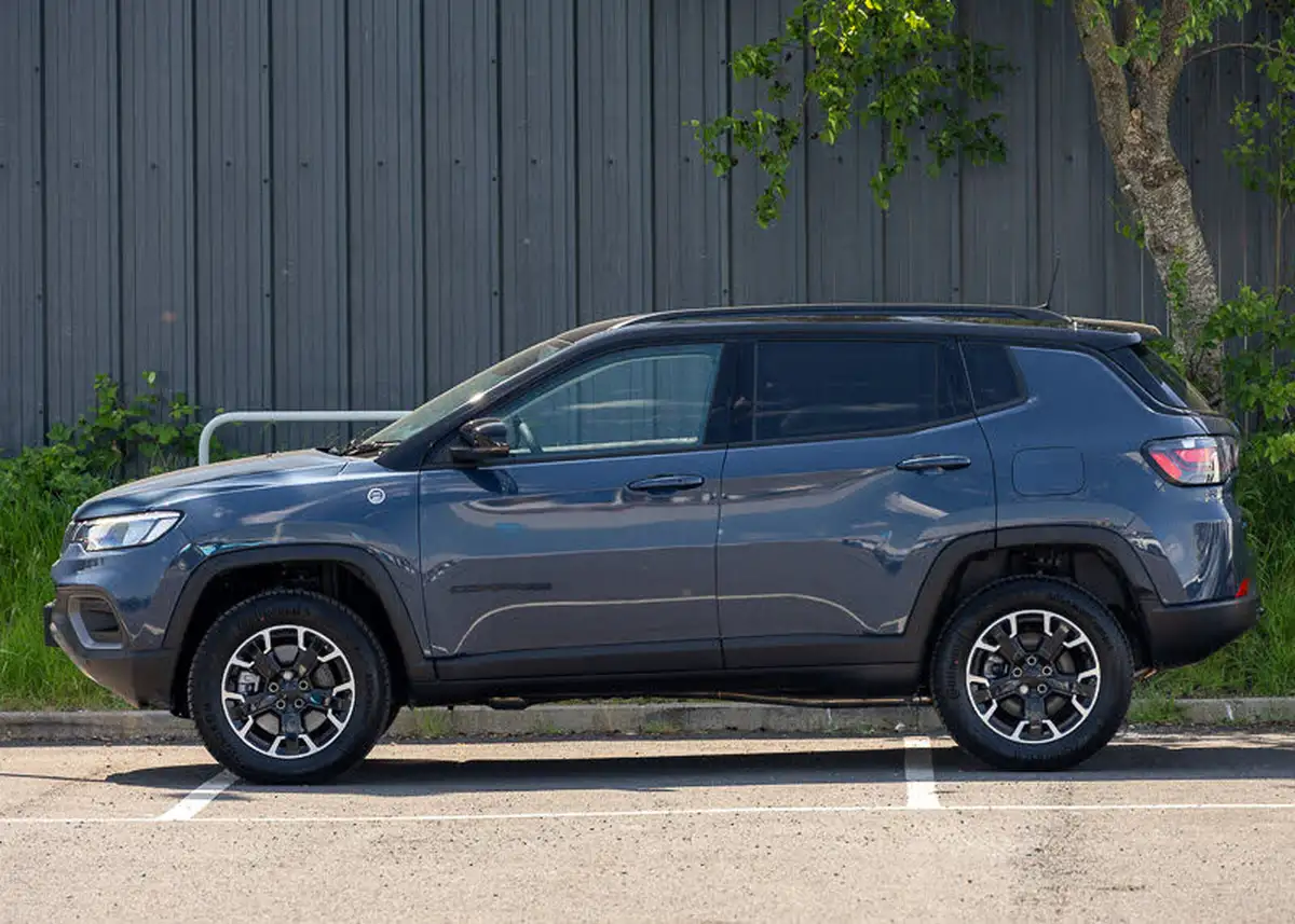 2025-jeep-compass-13-gse-trailhawk-big-3