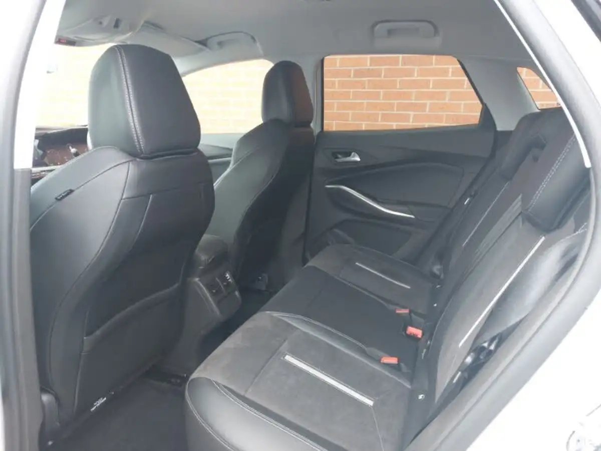 2023-vauxhall-grandland-16-gse-big-5