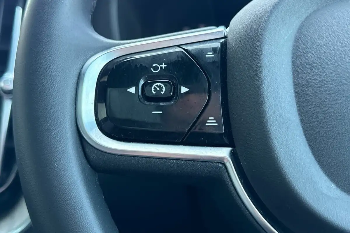 2023-volvo-xc60-20-t8-ultimate-dark-big-10