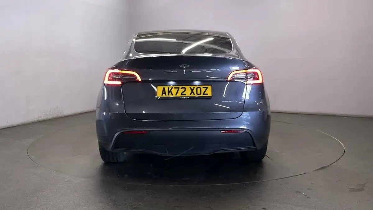 2022-tesla-model-y-e-long-range-big-6