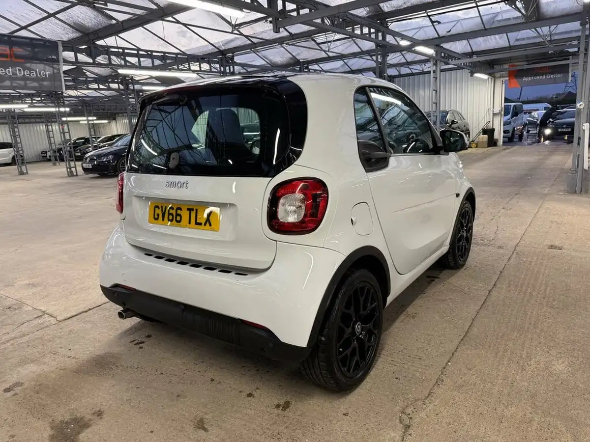 2017-smart-fortwo-09-edition-white-big-6