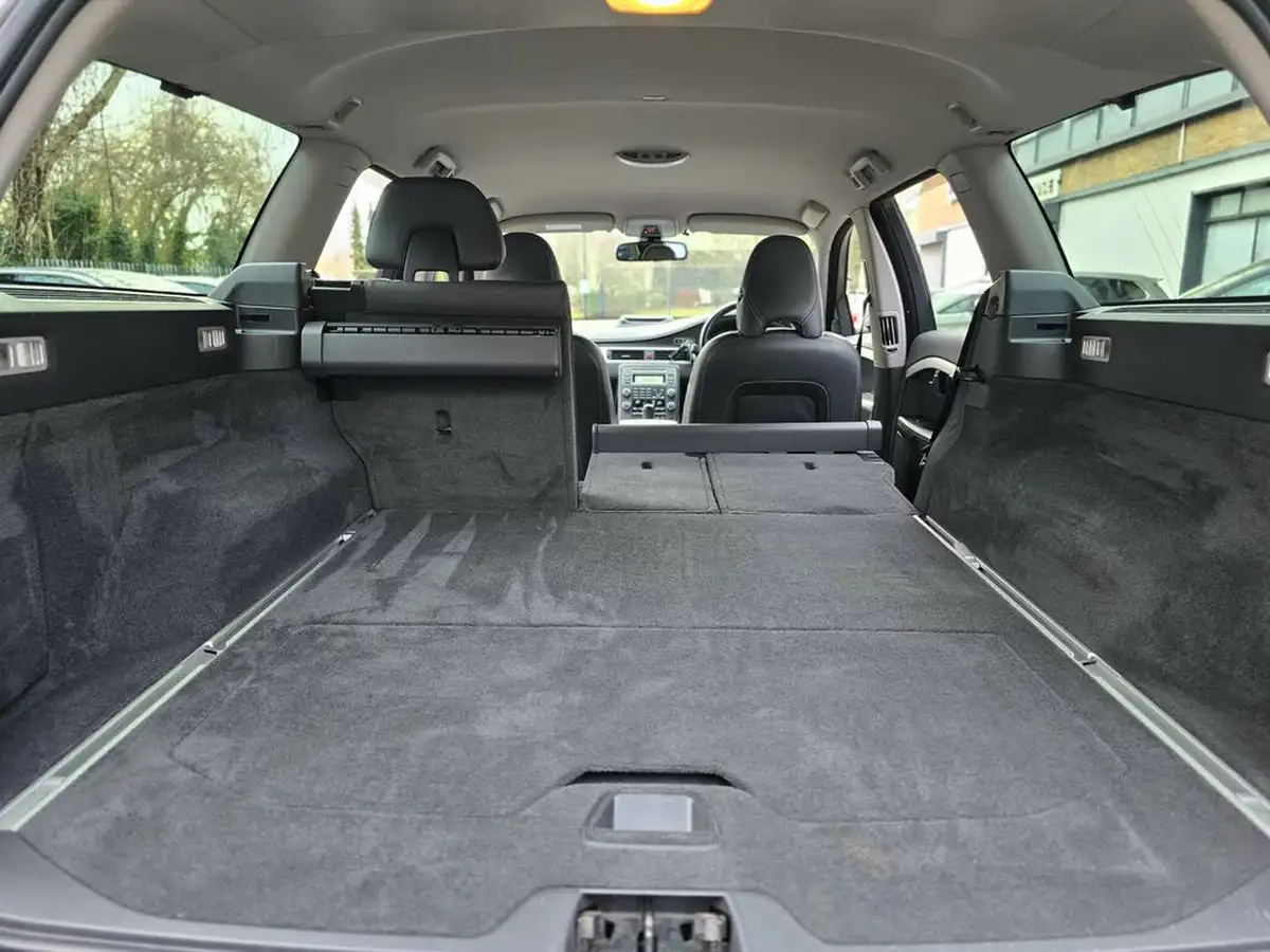 2011-volvo-xc70-30-t6-se-big-38