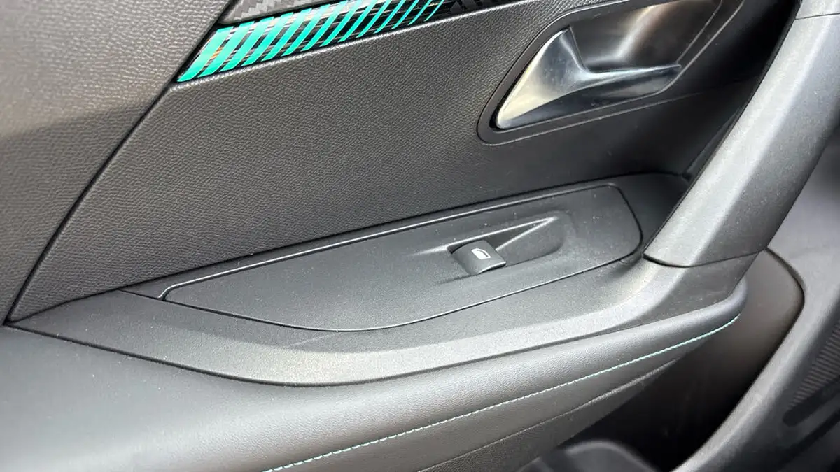 2021-peugeot-2008-suv-12-puretech-allure-premium-130bhp-eat8-big-40