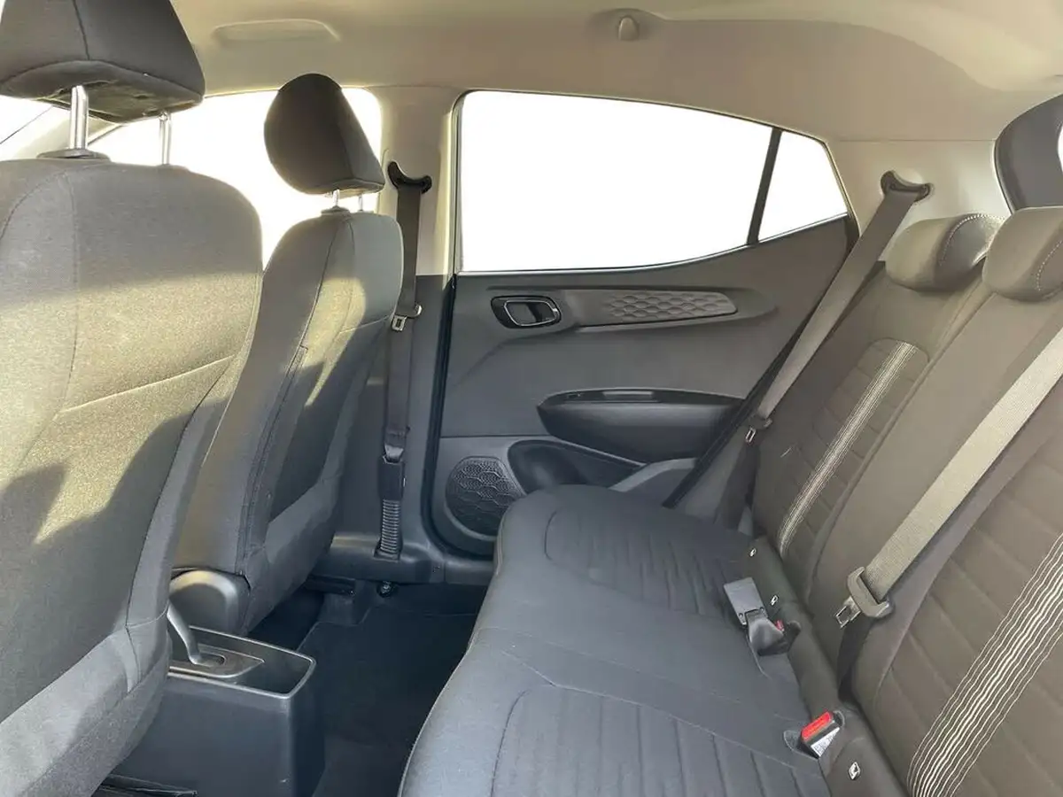 2022-hyundai-i10-10-premium-big-10