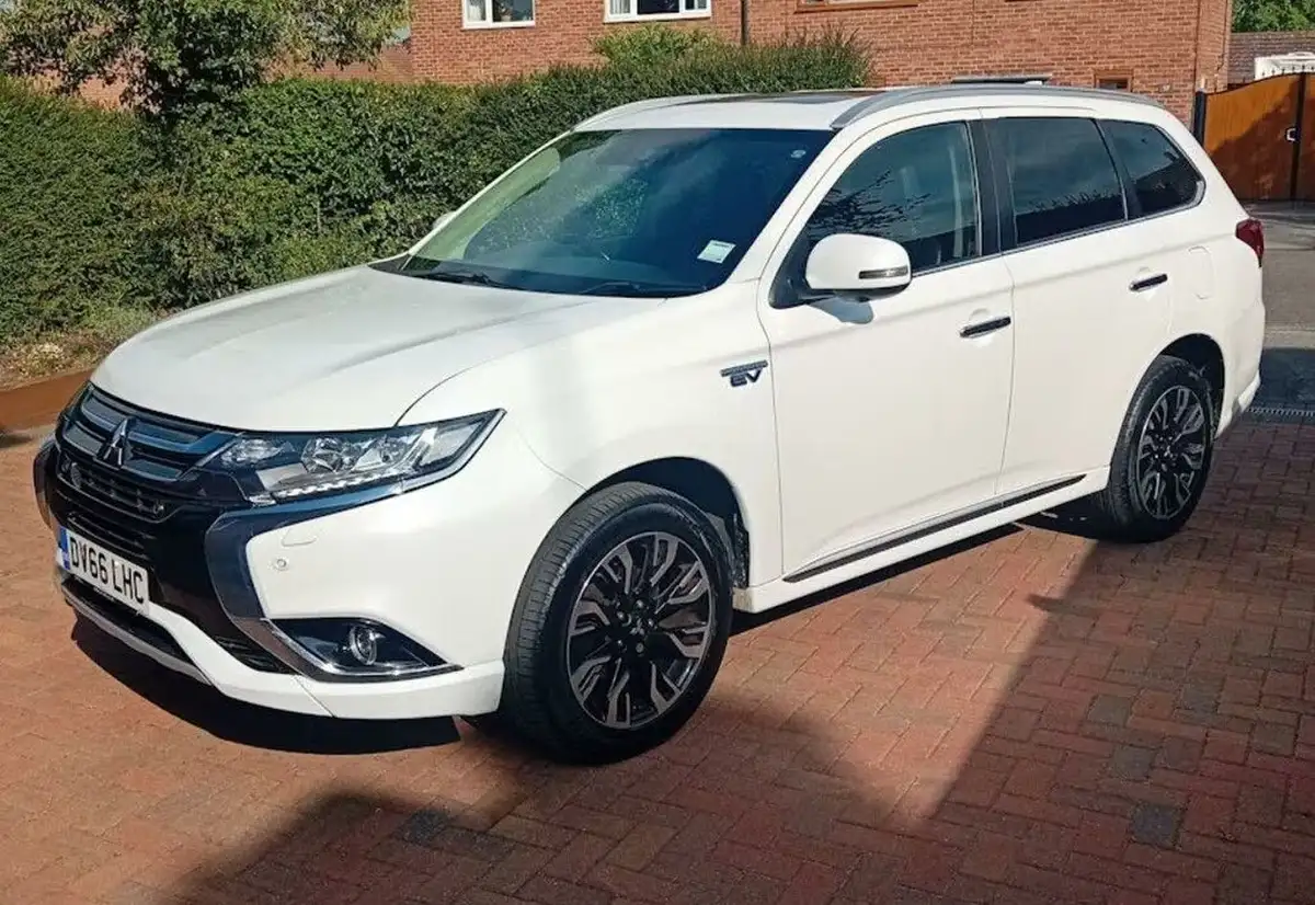 2017-mitsubishi-outlander-20-4hs-phev-5st-big-1