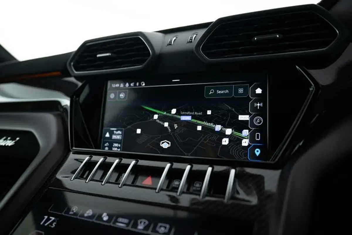 2024-lamborghini-urus-40-no-trim-big-13
