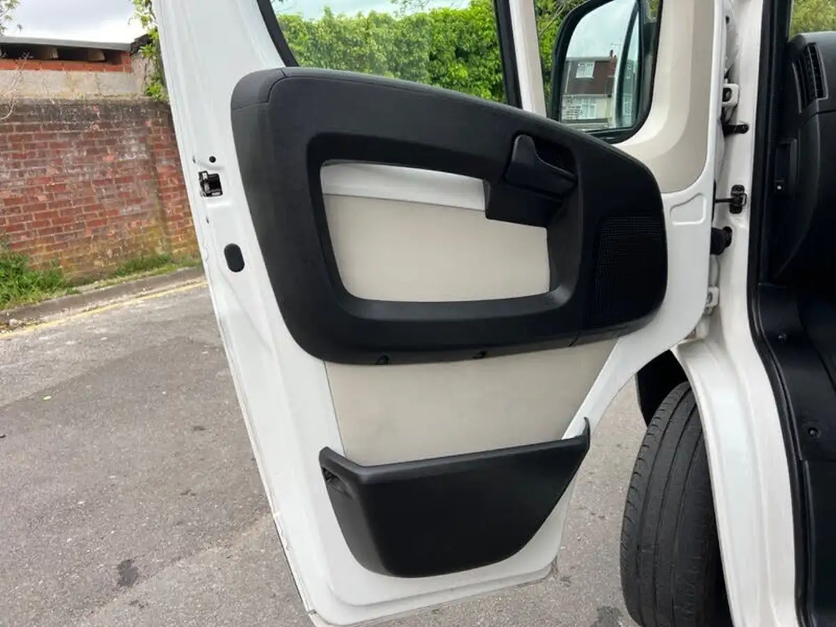 2019-peugeot-boxer-20-bluehdi-335-l4-luton-bfb-big-35