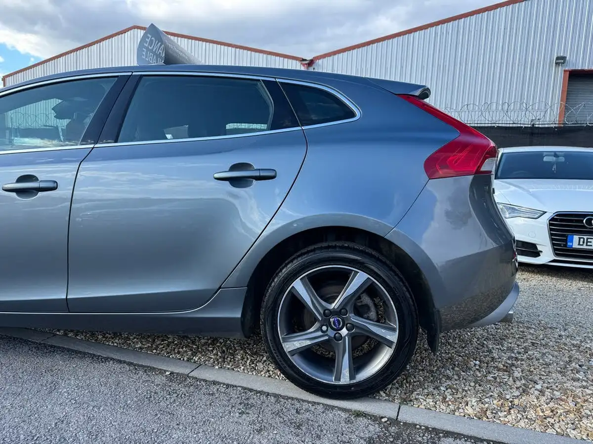 2015-volvo-v40-20td-d2-r-design-lux-nav-big-19