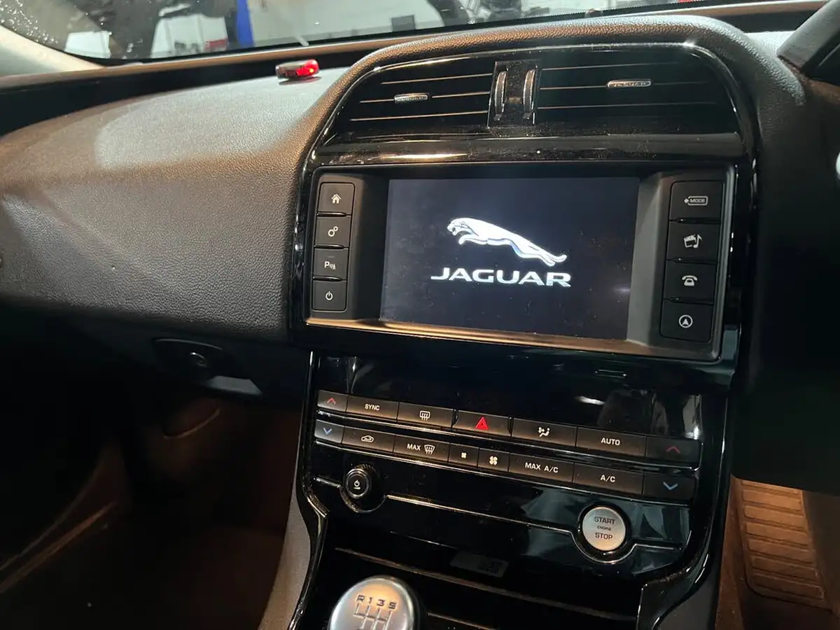 2015-jaguar-xe-20td-se-163ps-big-12