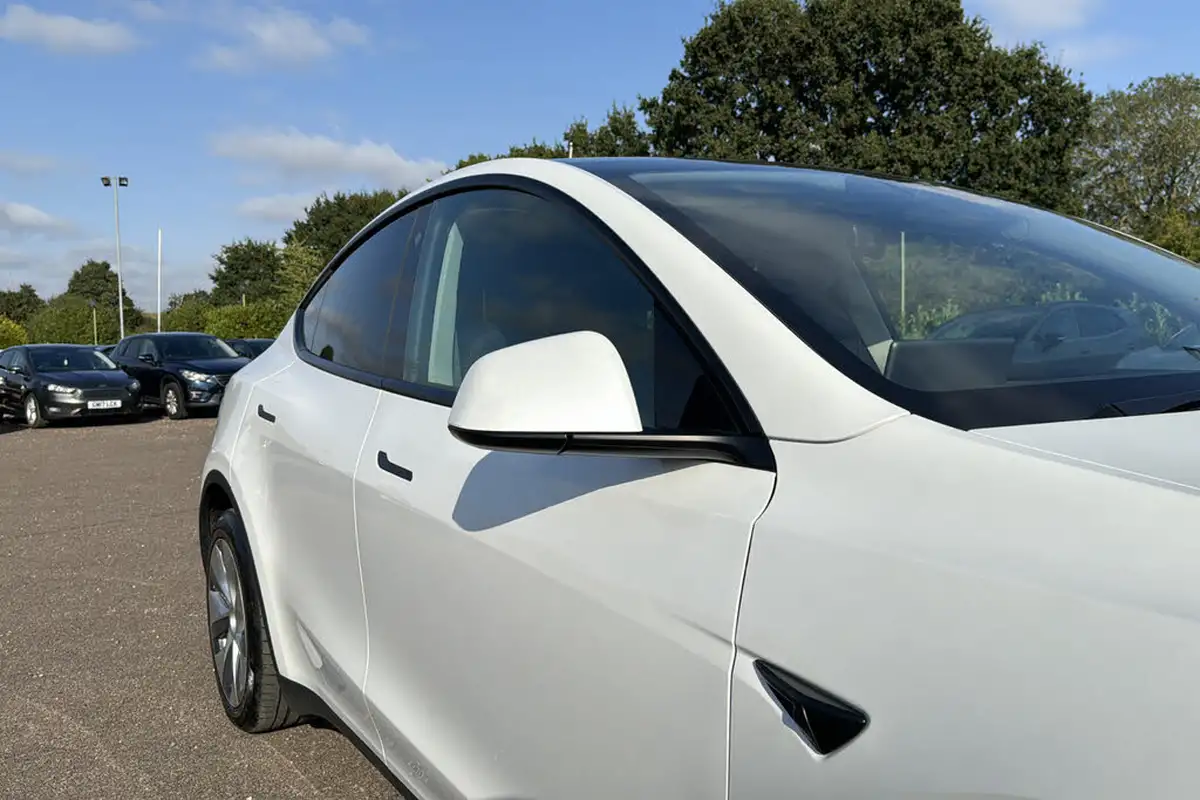 2022-tesla-model-y-e-long-range-big-32
