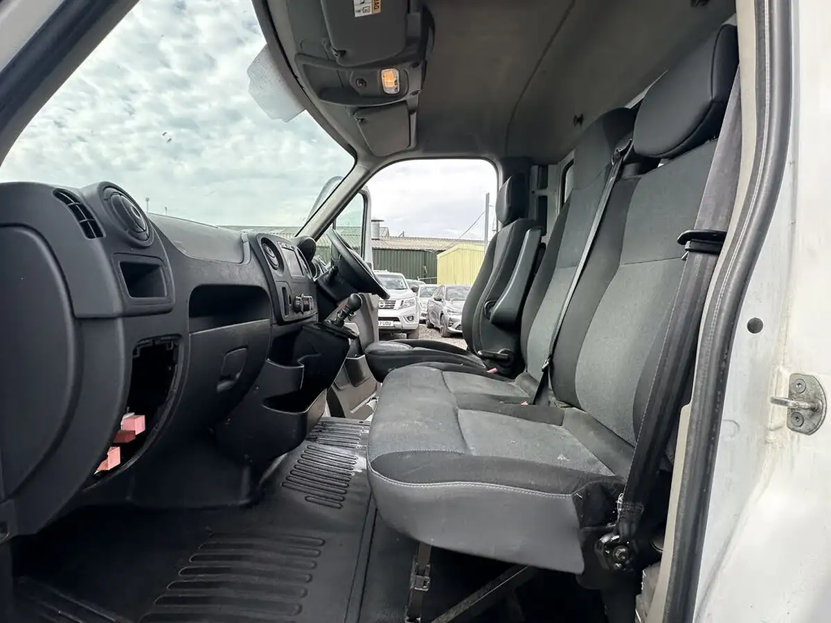 2017-renault-master-23dci-ccll35-125-fwd-chassis-cab-big-2