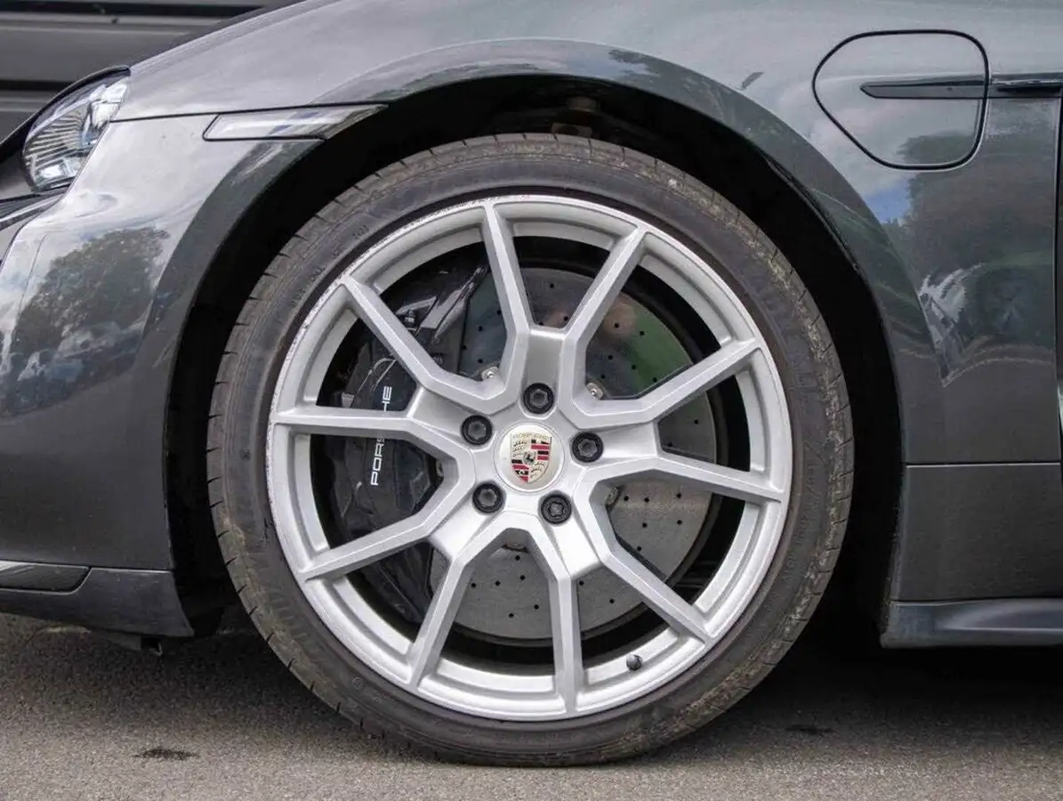 2020-porsche-taycan-e-turbo-s-big-3