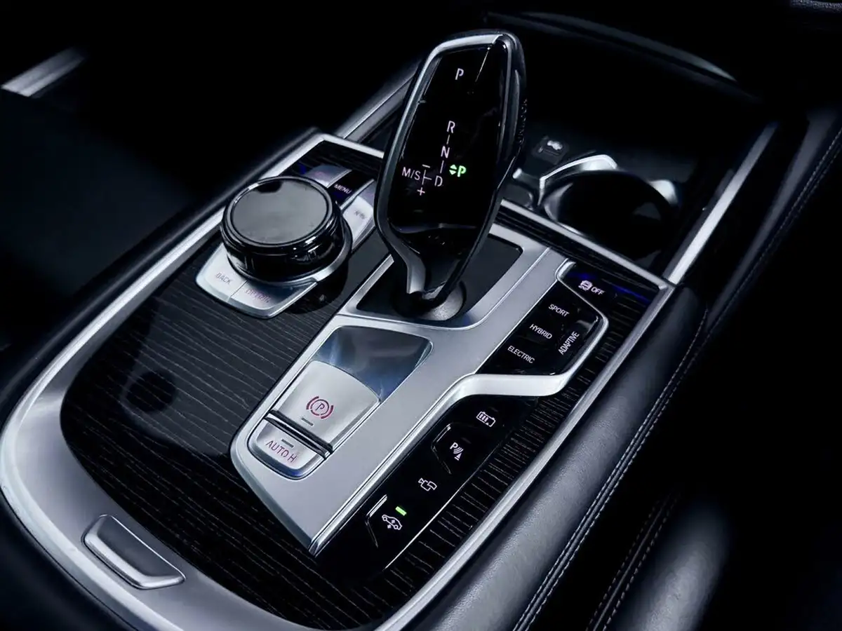 2022-bmw-7-series-30-745e-m-sport-big-27