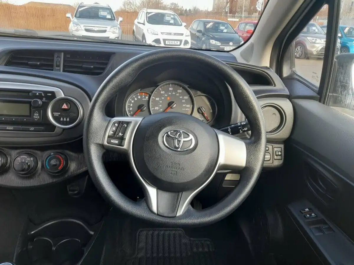 2013-toyota-yaris-10-edition-3d-big-8