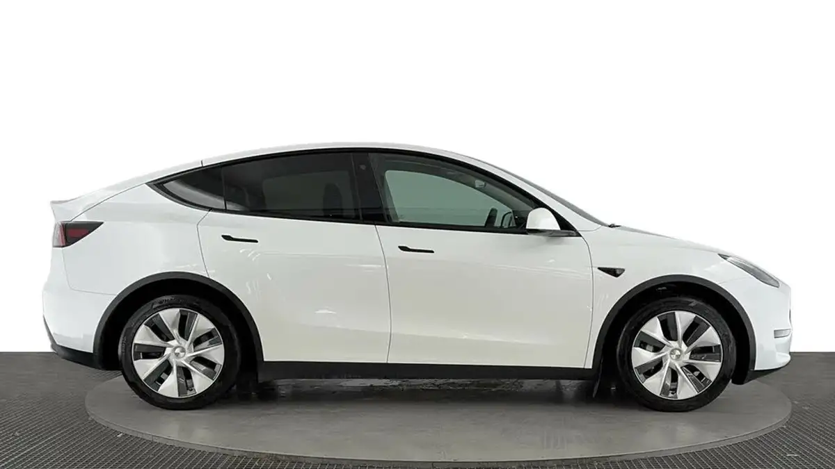 2024-tesla-model-y-e-rwd-big-2