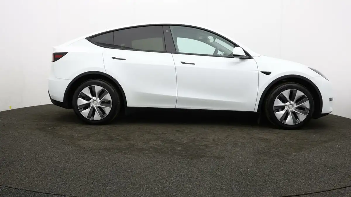 2023-tesla-model-y-e-rwd-big-40