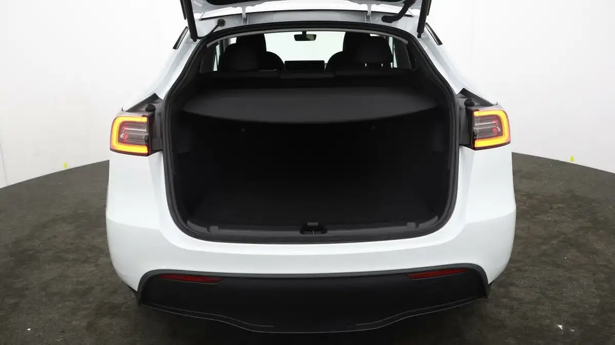 2023-tesla-model-y-e-rwd-big-16