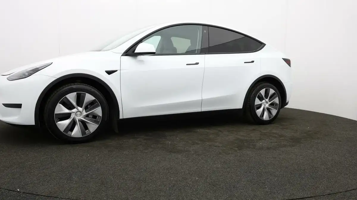 2023-tesla-model-y-e-rwd-big-64