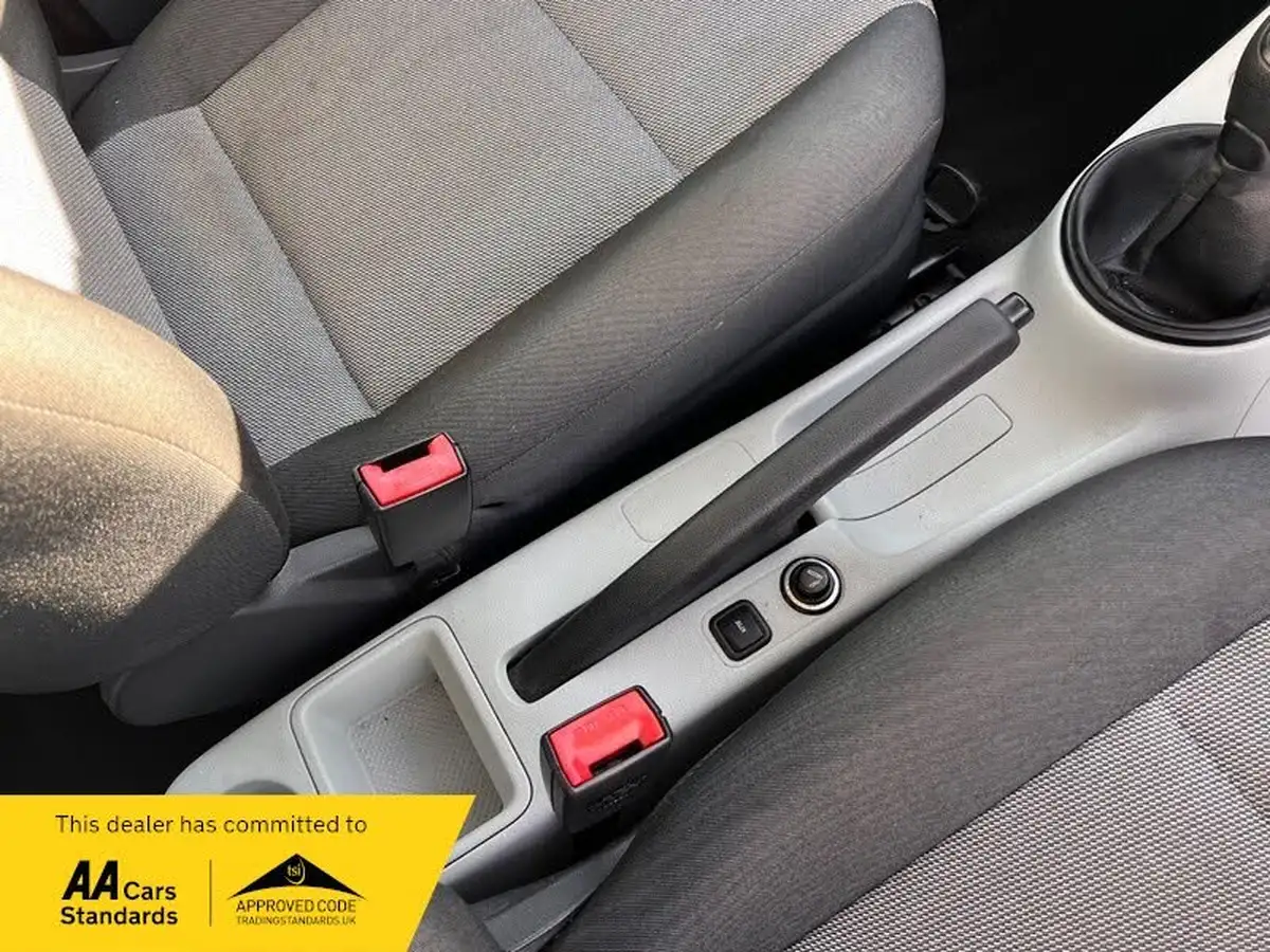 2013-skoda-roomster-12-s-1198cc-big-13