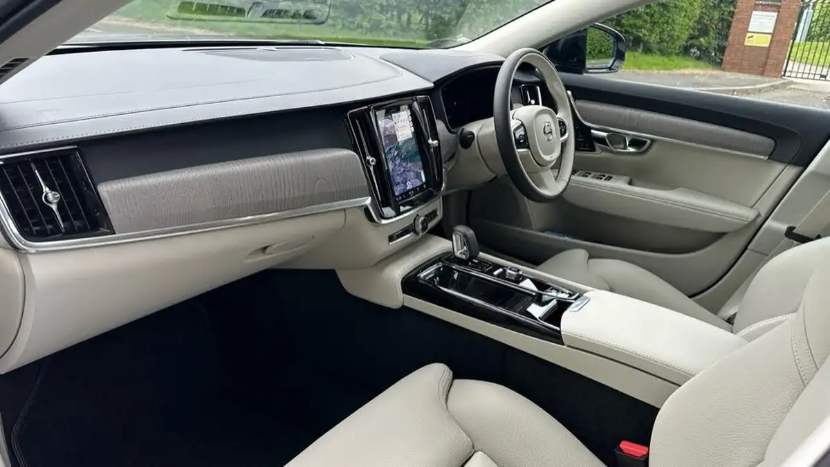 2025-volvo-v90-20-t6-plus-345bhp-dark-big-3
