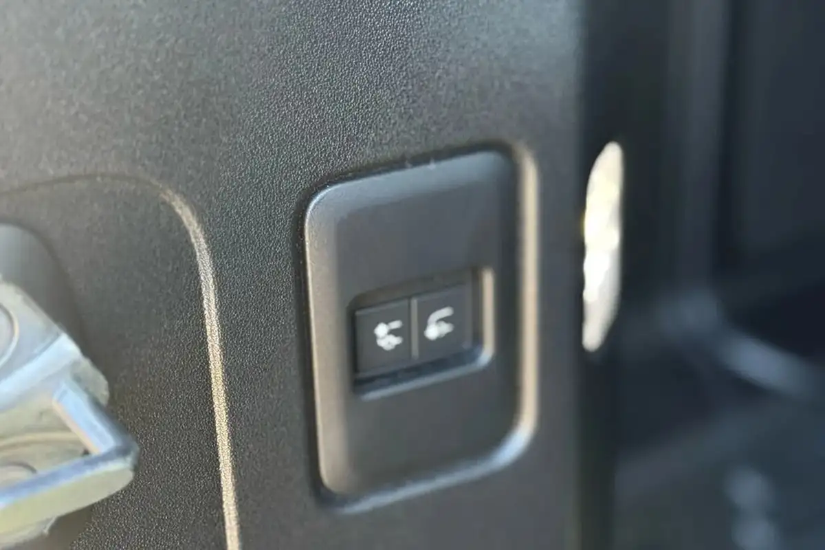 2024-land-rover-110-defender-30-d300-x-dynamic-hse-big-40