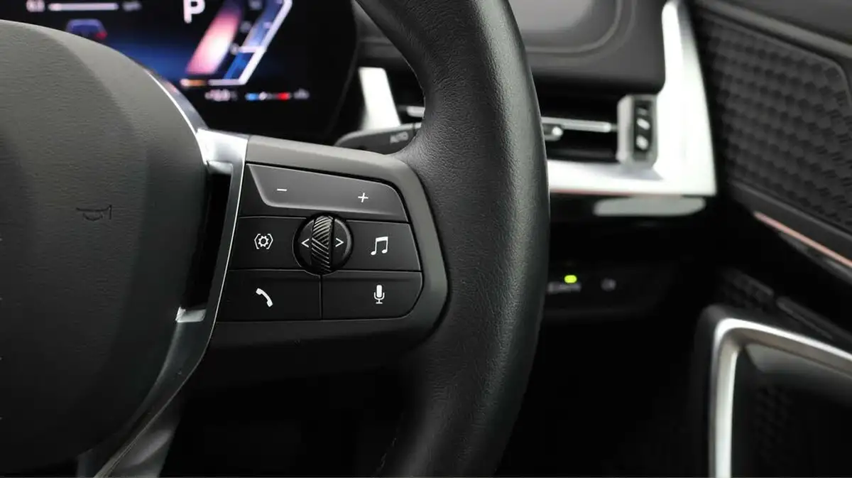 2022-bmw-x1-15-sdrive20i-xline-big-21