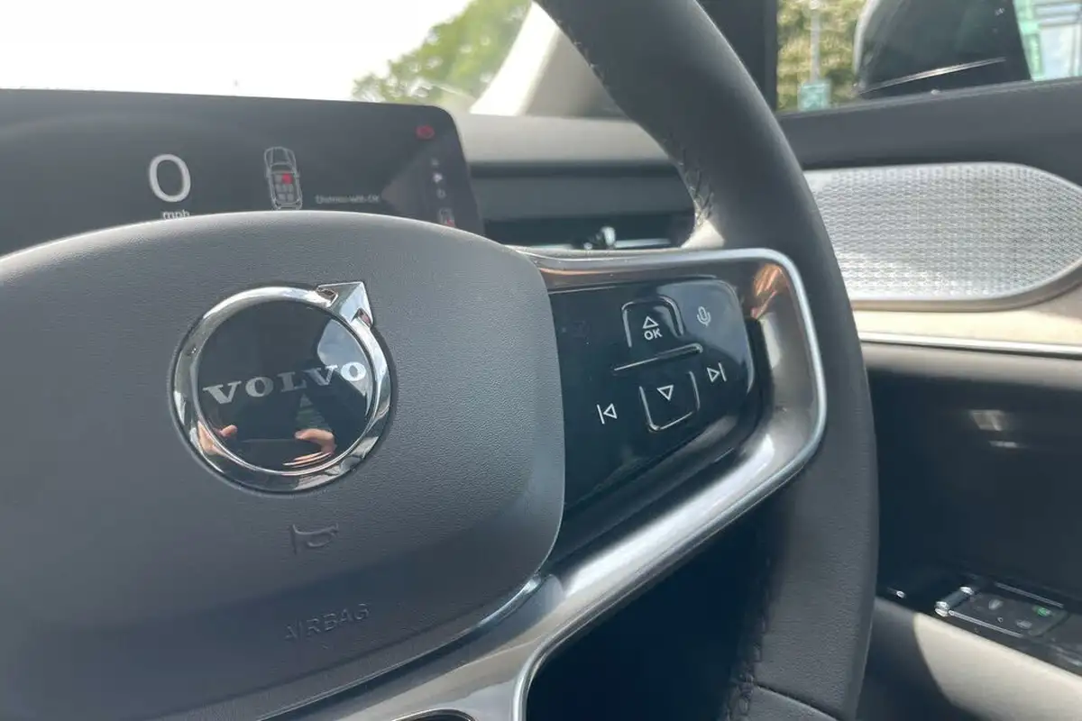 2025-volvo-ex90-e-twin-motor-performance-ultra-big-40