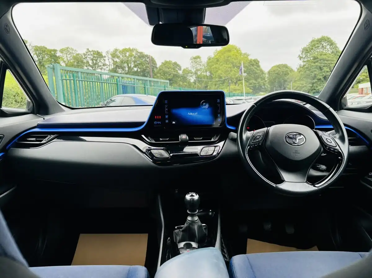2017-toyota-c-hr-12-dynamic-big-12