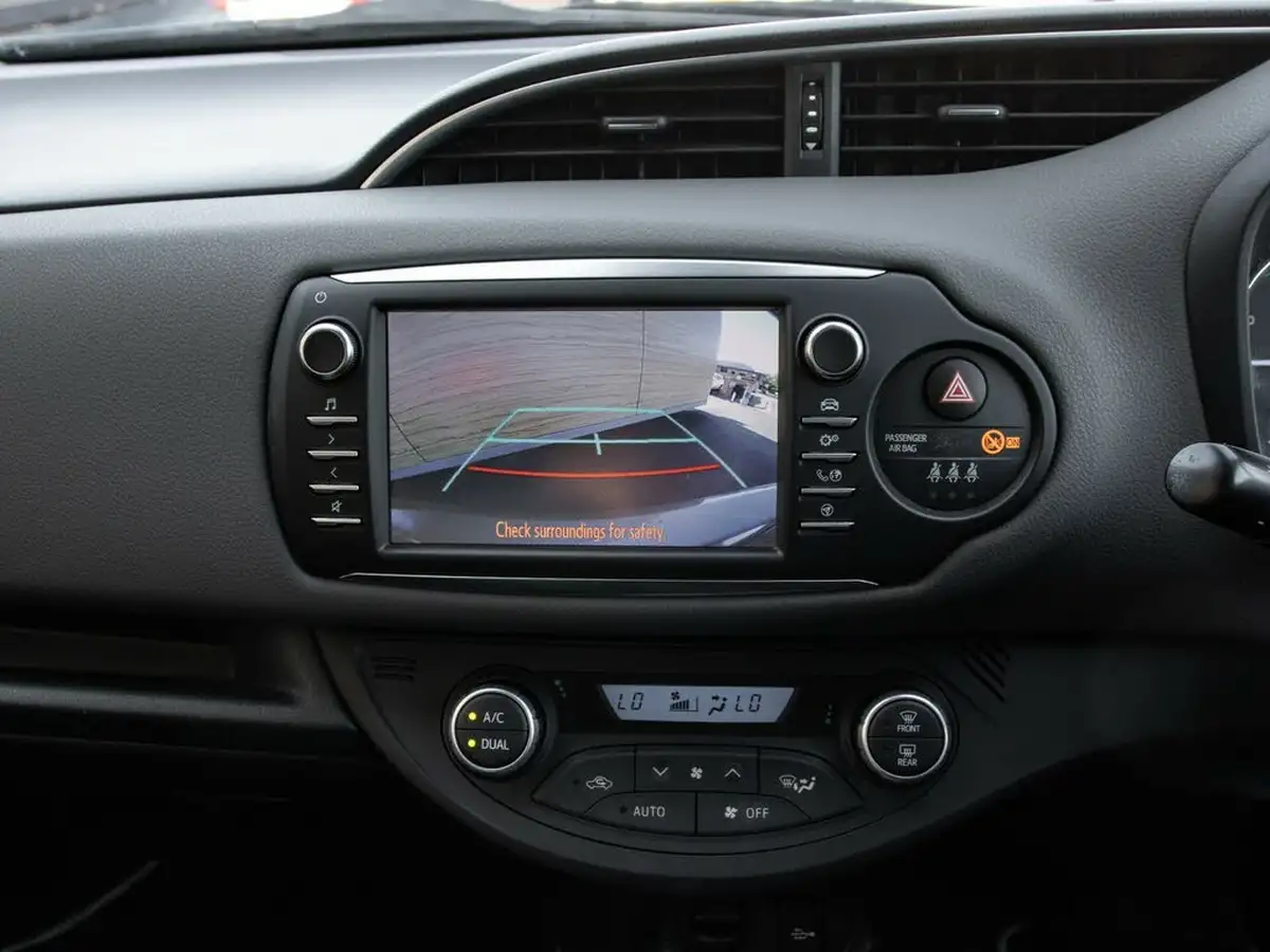 2017-toyota-yaris-15-vvt-i-icon-navi-hybrid-big-25