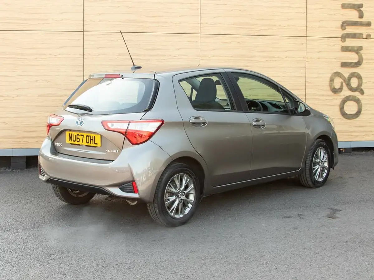 2017-toyota-yaris-15-vvt-i-icon-navi-hybrid-big-1