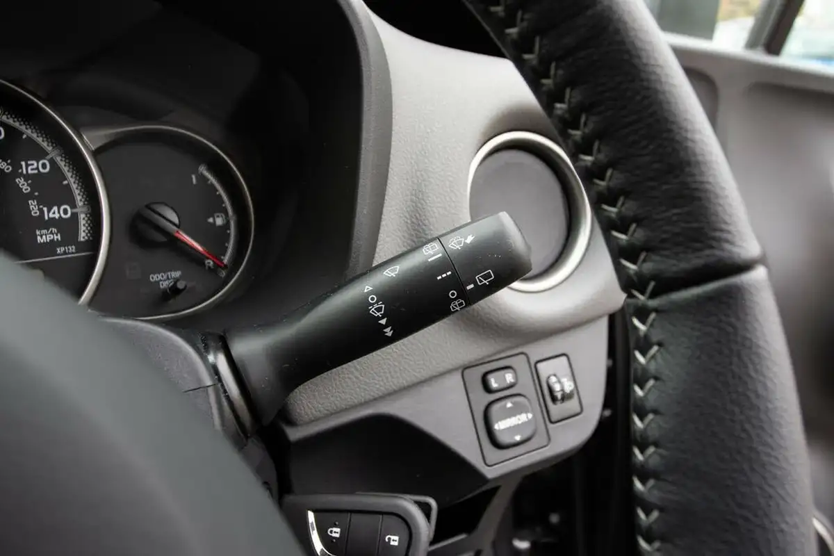 2016-toyota-yaris-133-icon-vvt-i-5d-big-17