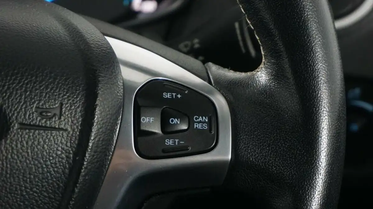 2015-ford-fiesta-10-titanium-100ps-ecoboost-ss-3d-big-16