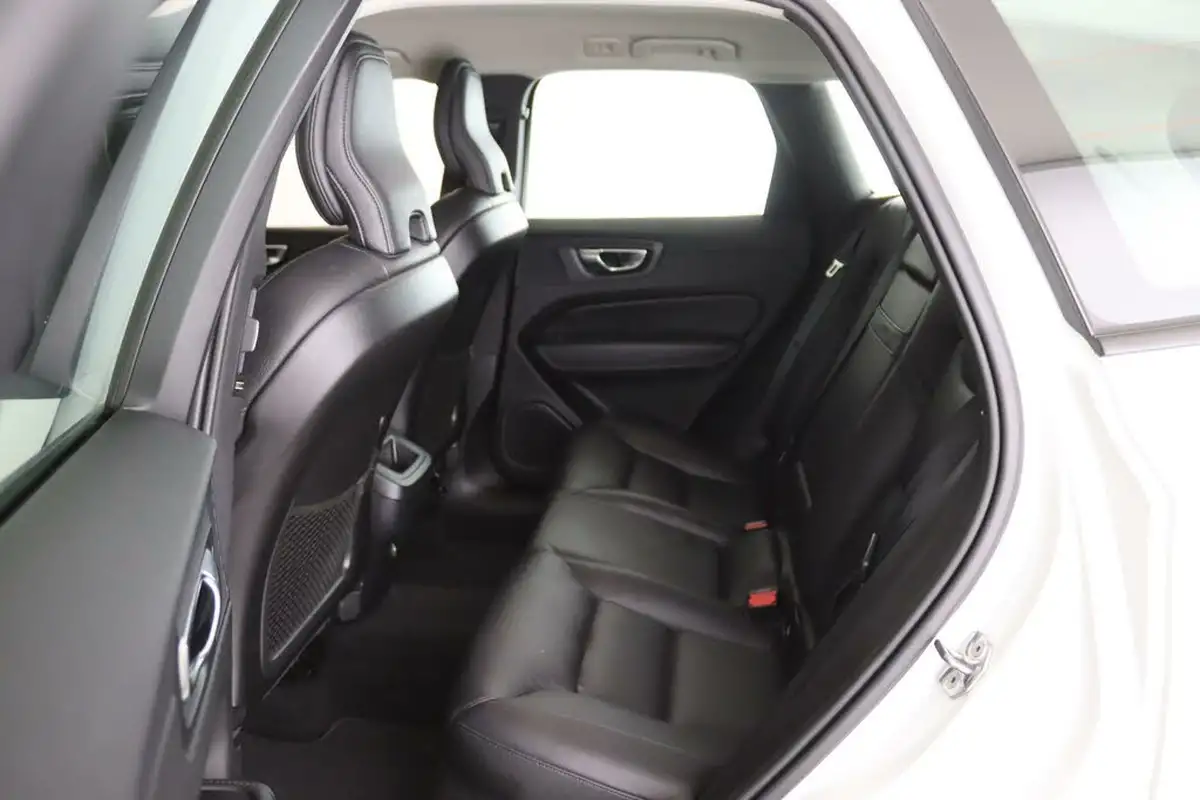 2020-volvo-xc60-20td-d4-momentum-big-10