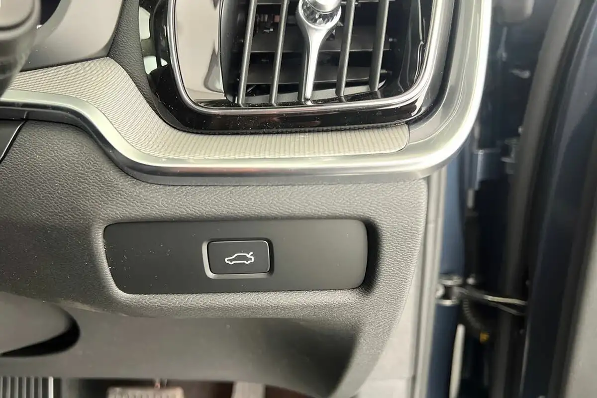 2025-volvo-v60-20-b4-plus-station-wagon-big-31