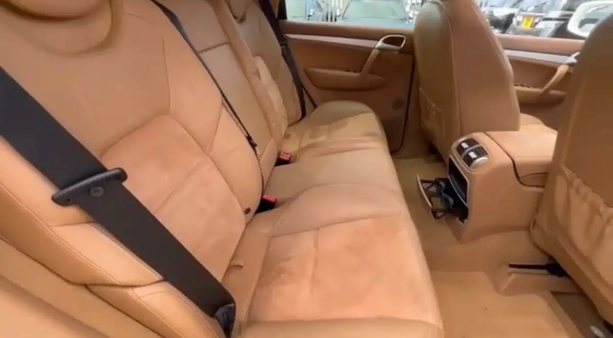 2010-porsche-cayenne-big-15