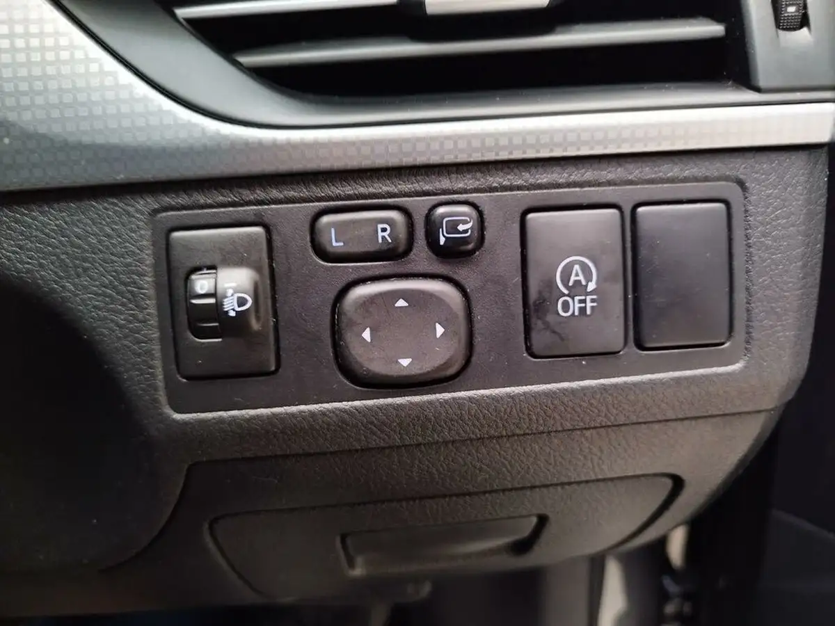 2015-toyota-avensis-16d-4d-business-edition-touring-sports-5d-big-24