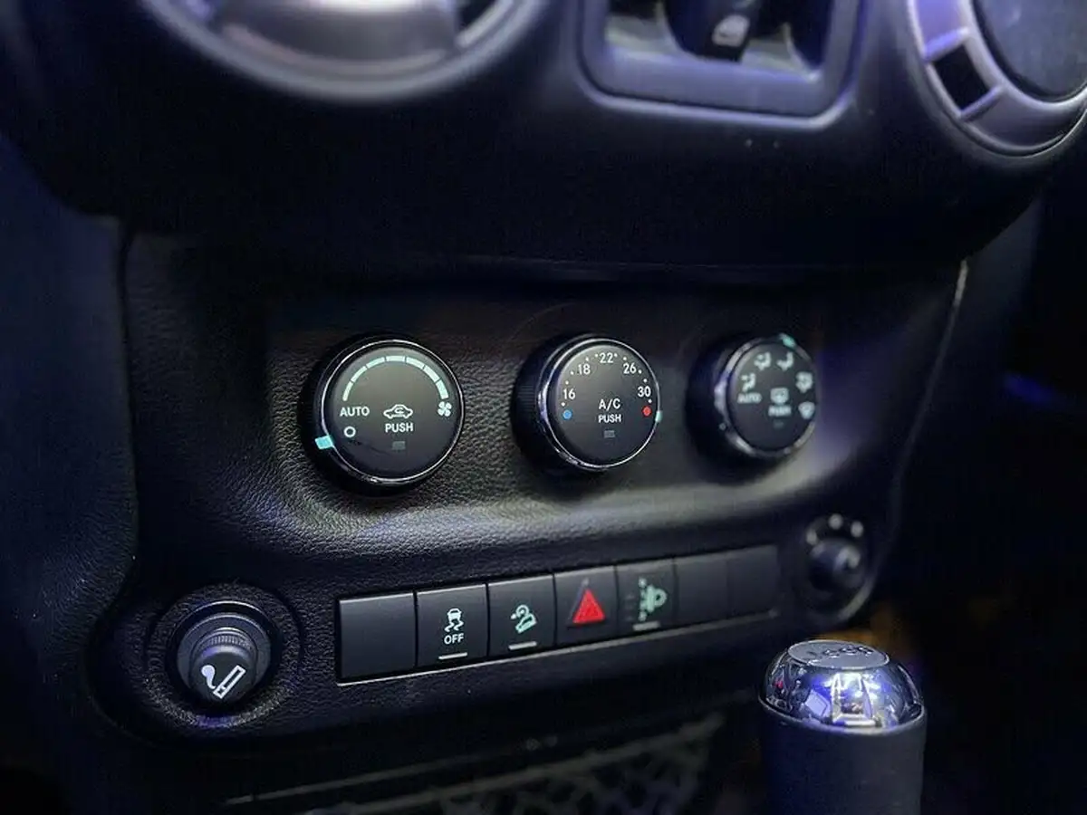 2015-jeep-wrangler-28crd-sahara-5d-big-30