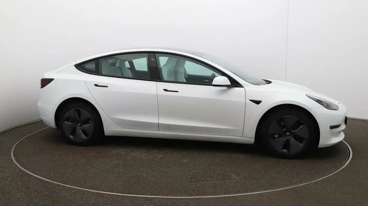 2022-tesla-model-3-e-long-range-big-47