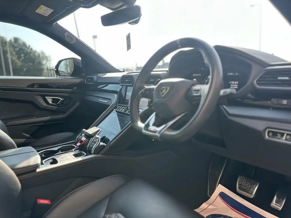 2022-lamborghini-urus-40-no-trim-big-16