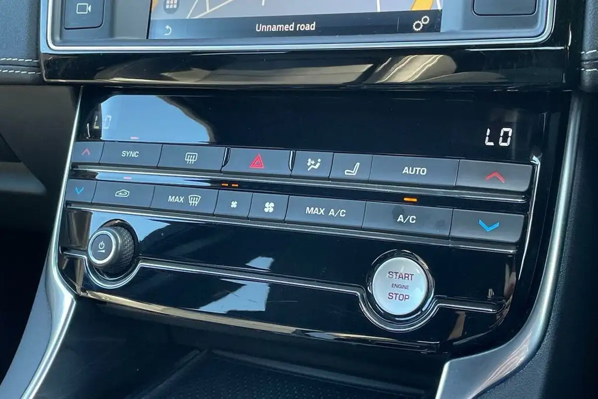 2018-jaguar-xe-20i-r-sport-249ps-1998cc-big-33