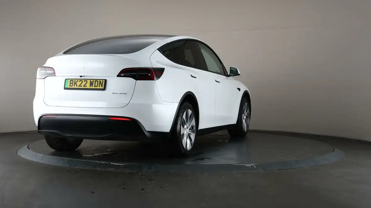 2022-tesla-model-y-e-long-range-big-61